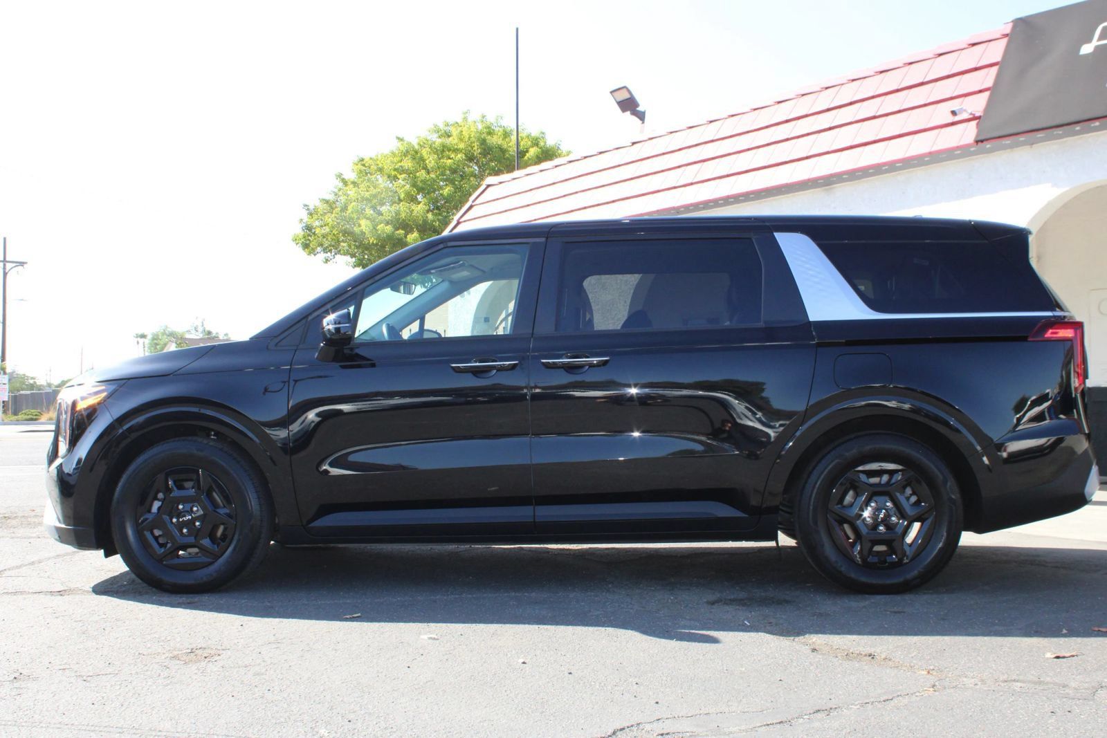 Used 2025 Kia Carnival FWD image 42