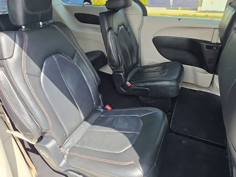 Used 2019 Chrysler Pacifica Touring-L FWD image 28