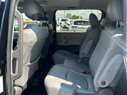 Used 2021 Toyota Sienna XLE w/ XLE Plus Package FWD image 23