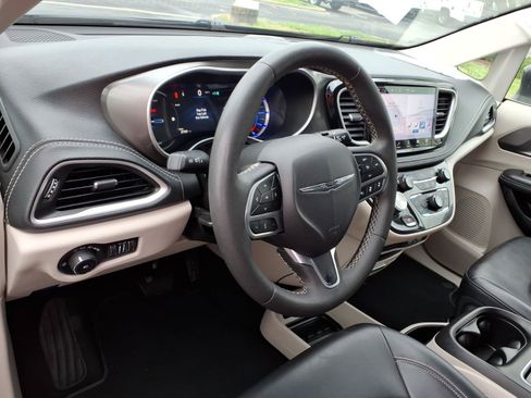 Used 2023 Chrysler Pacifica Touring-L FWD image 8