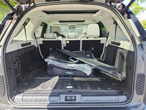 Used 2025 Land Rover Discovery S image 13