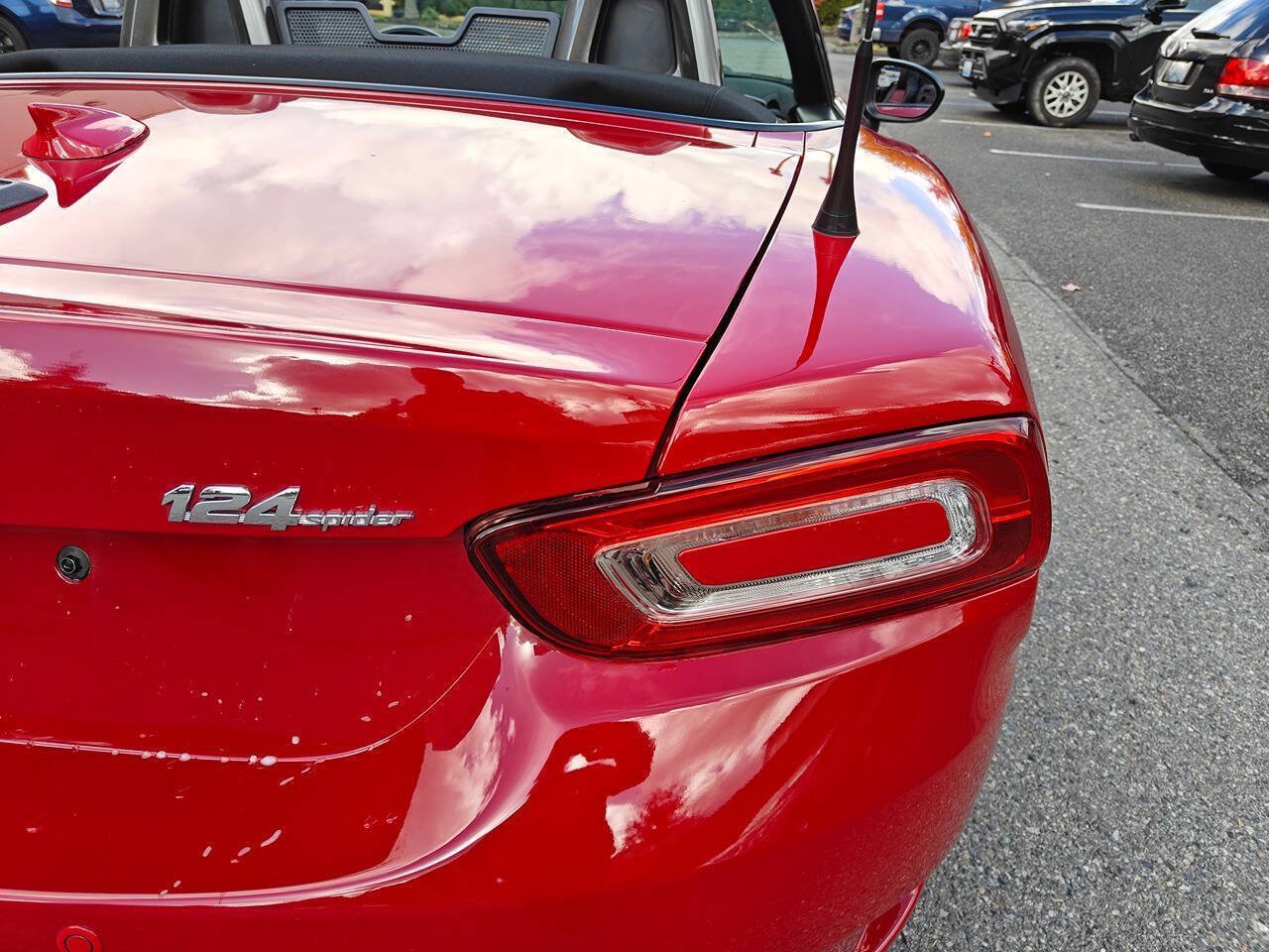 Used 2018 FIAT 124 Spider Abarth w/ Convenience Group RWD image 9