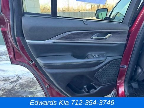 Used 2024 Jeep Grand Cherokee Limited w/ Luxury Tech Group II image 12