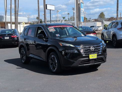 Certified 2025 Nissan Rogue SV image 2