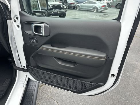 Used 2025 Jeep Wrangler Sahara w/ Safety Group image 17