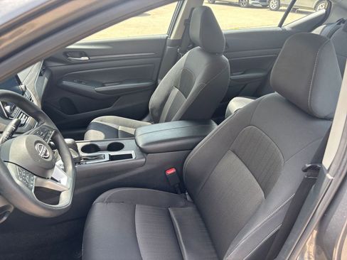 Used 2025 Nissan Altima 2.5 SV image 35