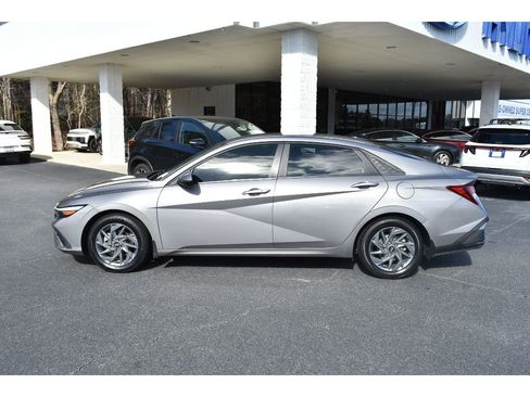 Used 2024 Hyundai Elantra SEL image 2