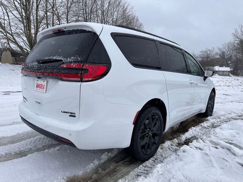 New 2026 Chrysler Pacifica Limited w/ S Appearance Package image 3