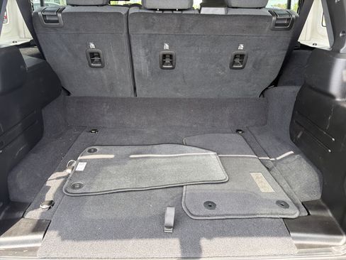 Used 2025 Jeep Wrangler Unlimited Sahara AWD/4WD image 5