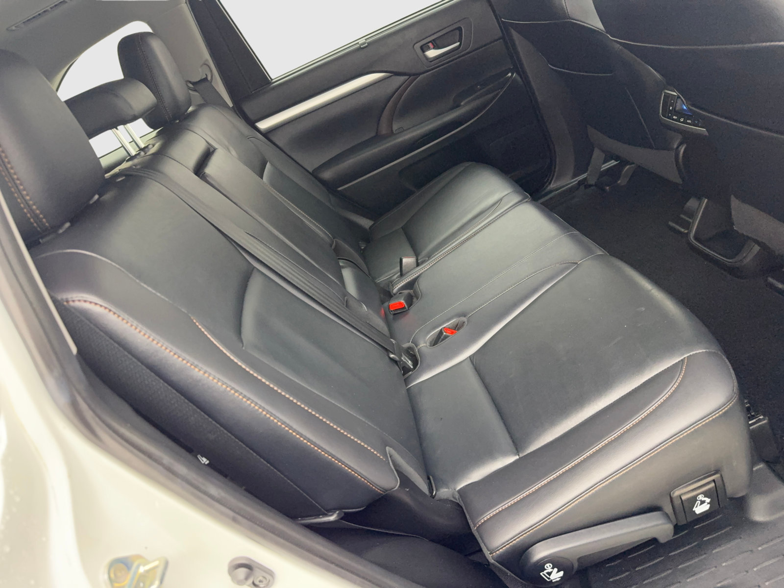 Used 2019 Toyota Highlander XLE AWD/4WD image 43