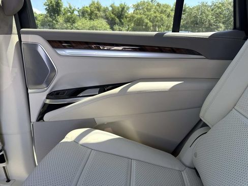 New 2026 Cadillac Escalade Platinum Luxury w/ LPO, Radiant Package AWD/4WD image 15