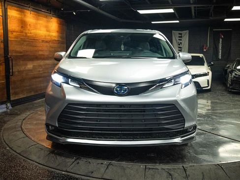 Used 2025 Toyota Sienna XLE FWD image 4