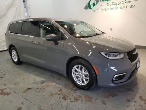 Used 2023 Chrysler Pacifica Touring-L FWD image 9