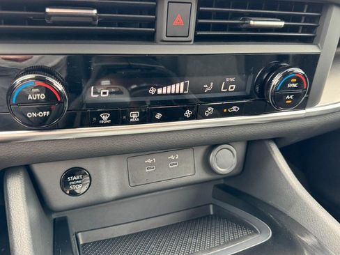 Used 2025 Nissan Rogue SV image 18