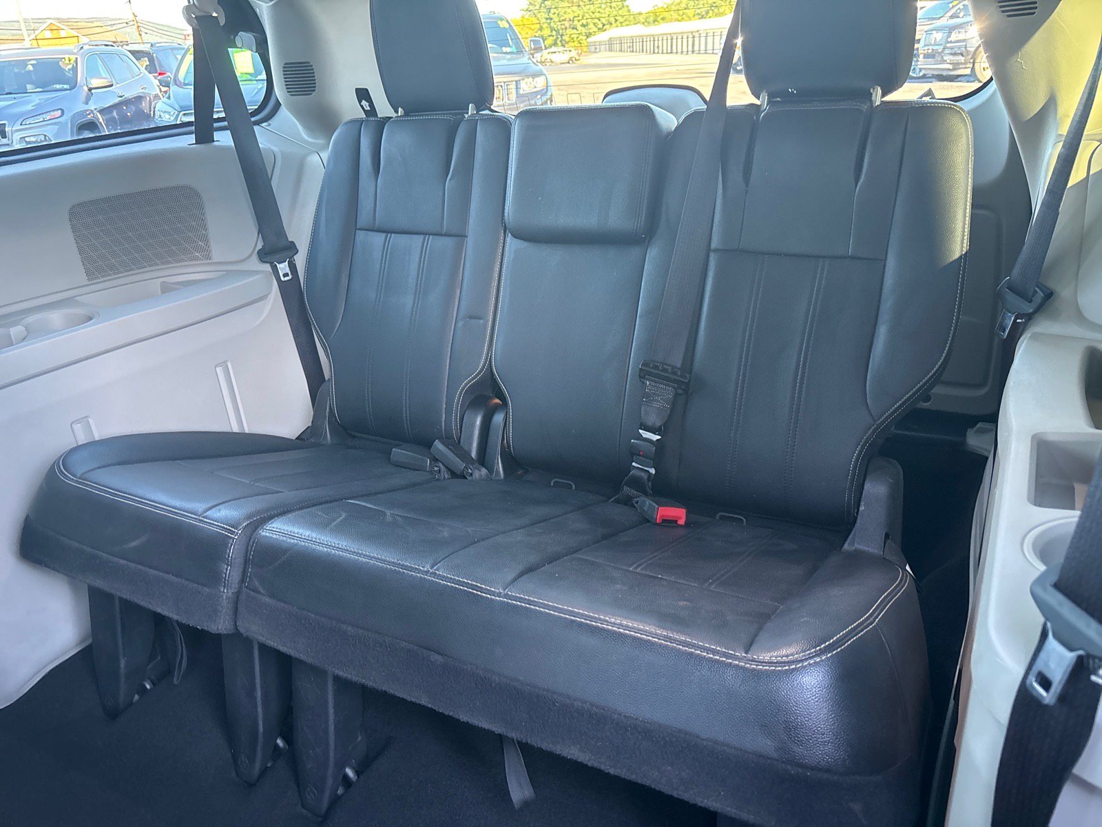 Used 2016 Chrysler Town & Country Touring FWD image 15