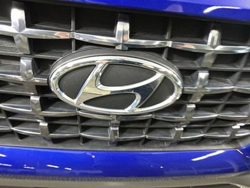 Used 2023 Hyundai Venue Limited FWD image 9