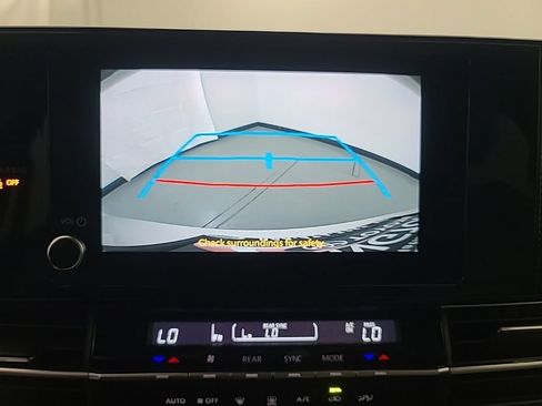 Used 2026 Toyota Sienna LE FWD image 37