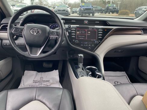 Used 2020 Toyota Camry XLE image 7