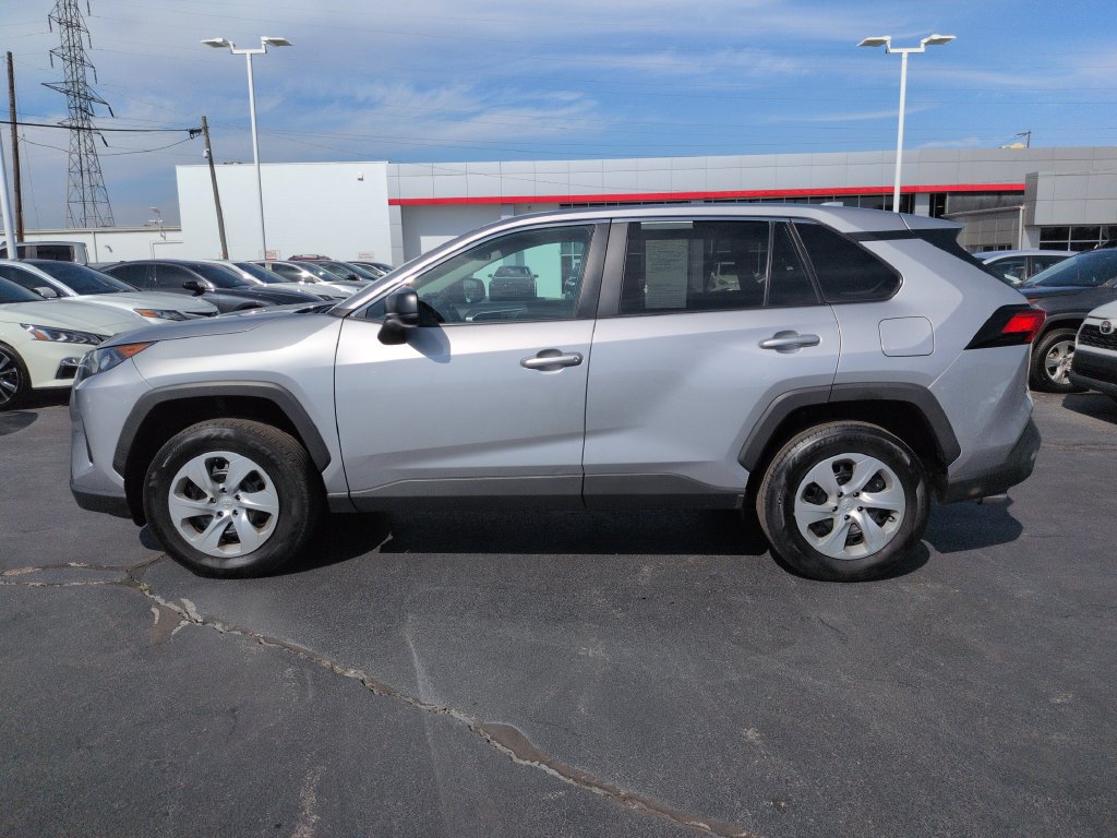 Used 2022 Toyota RAV4 LE FWD image 2