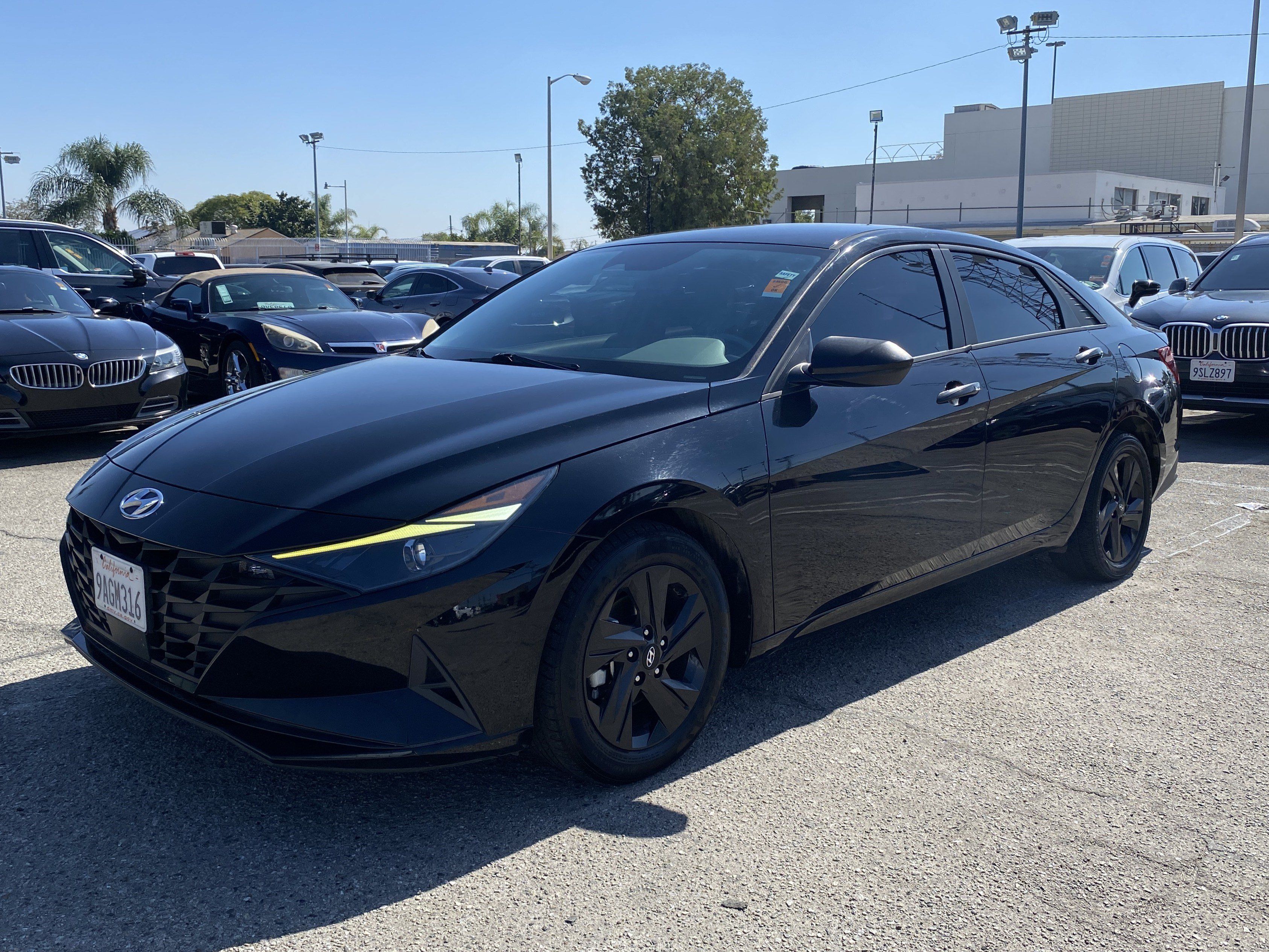 Used 2022 Hyundai Elantra SEL w/ Convenience Package FWD image 2