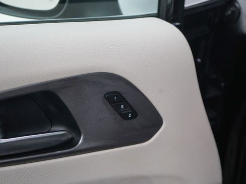 Used 2023 Chrysler Pacifica Touring-L FWD image 23
