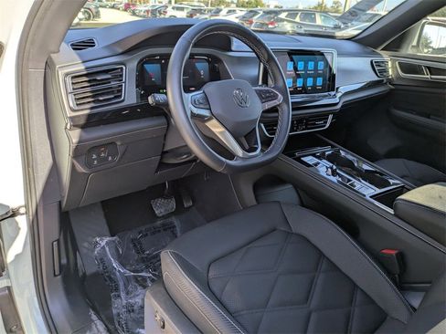 Used 2025 Volkswagen Atlas Cross Sport SE image 5