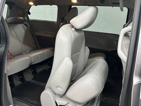 Used 2017 Toyota Sienna XLE Premium w/ Outdoor Package AWD/4WD image 30
