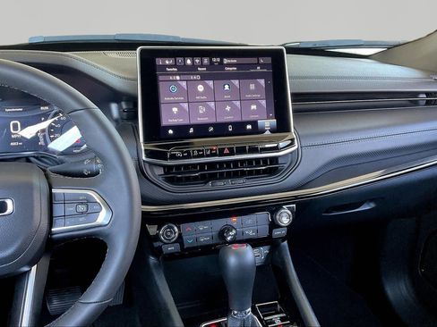 Used 2026 Jeep Compass Latitude image 9