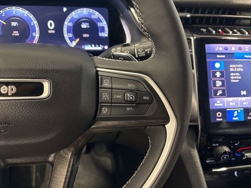 Used 2023 Jeep Grand Cherokee Limited w/ Black Appearance Package AWD/4WD image 25