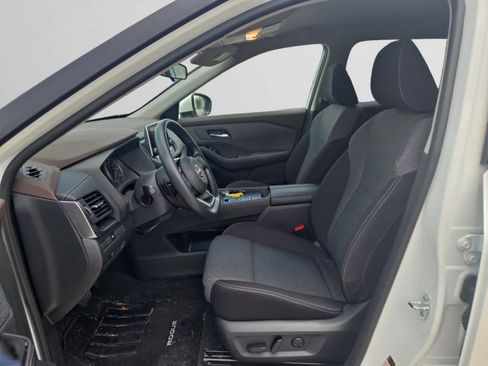 Used 2023 Nissan Rogue SV image 9