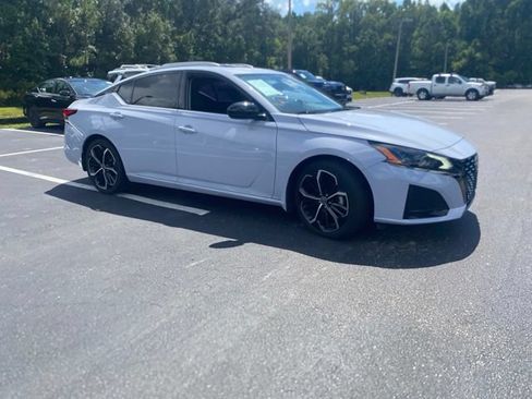 Used 2023 Nissan Altima 2.5 SR w/ SR Premium Package FWD image 5