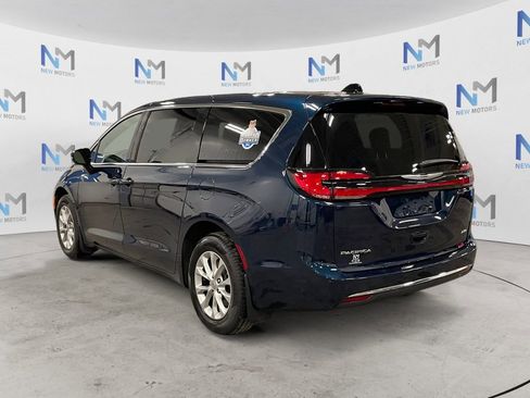 Used 2025 Chrysler Pacifica Select AWD/4WD image 3