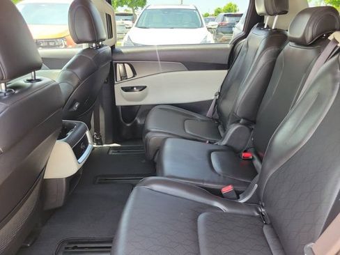 Used 2024 Kia Carnival LX FWD image 15