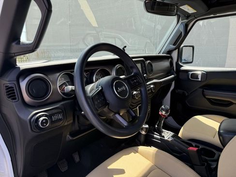 Used 2020 Jeep Gladiator Sport image 15