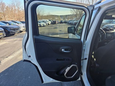 Used 2017 Jeep Renegade Latitude w/ Cold Weather Group image 9