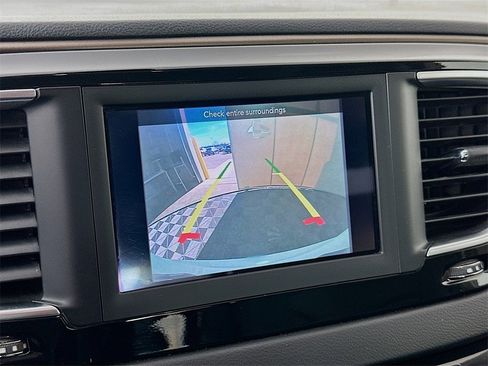 Used 2018 Chrysler Pacifica Touring Plus w/ Tire & Wheel Group image 13