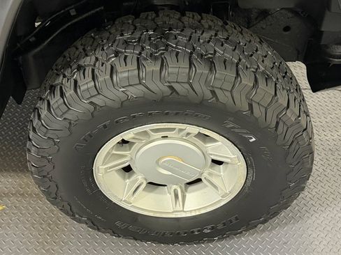 Used 2004 HUMMER H2 w/ Preferred Equipment Group AWD/4WD image 17