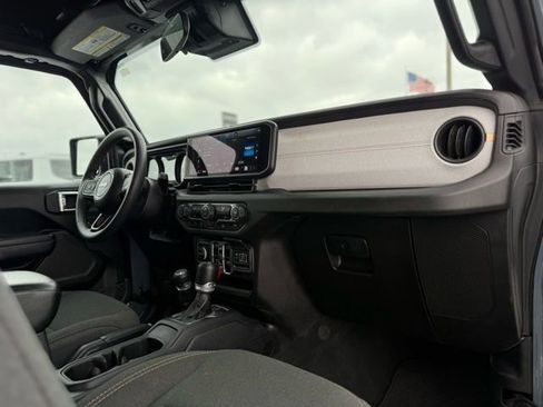 Used 2024 Jeep Wrangler Unlimited image 17