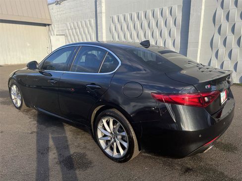 Used 2017 Alfa Romeo Giulia Sprint w/ Cold Weather Package image 8