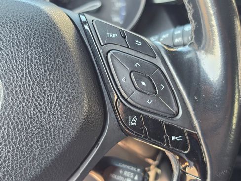 Used 2018 Toyota C-HR XLE FWD image 17