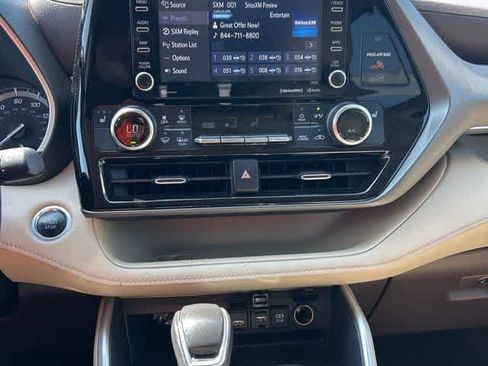 Used 2021 Toyota Highlander XLE AWD/4WD image 8