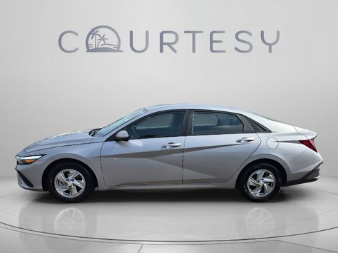 Certified 2025 Hyundai Elantra SE FWD image 2