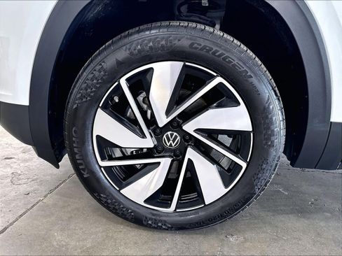 Used 2025 Volkswagen Atlas SE AWD/4WD image 35