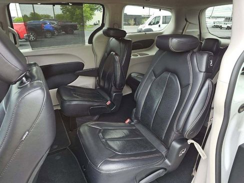 Used 2022 Chrysler Pacifica Touring-L FWD image 6