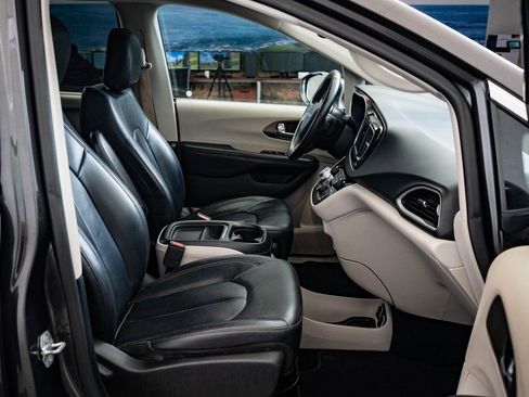 Used 2019 Chrysler Pacifica Touring-L FWD image 19