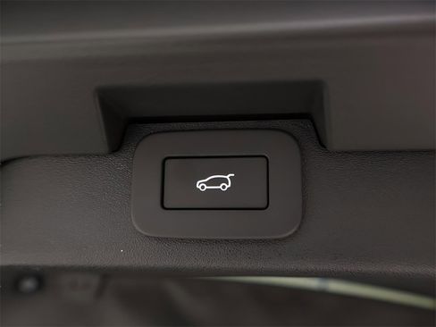 Used 2025 Land Rover Discovery Metropolitan Edition image 37