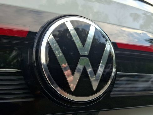 Certified 2025 Volkswagen Taos SE w/ Panoramic Sunroof Package AWD/4WD image 30