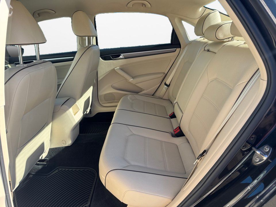 Used 2018 Volkswagen Passat 2.0T R-Line w/ R-Line Lighting Package FWD image 13