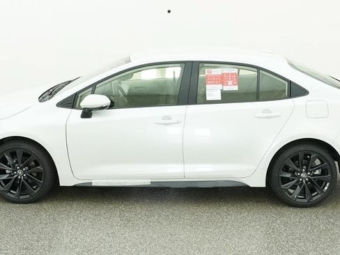 Used 2026 Toyota Corolla SE w/ SE Premium Package FWD image 3