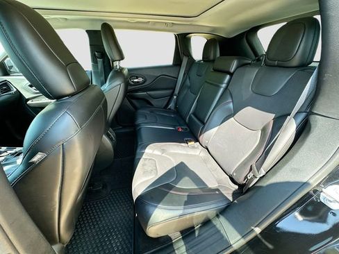 Used 2019 Jeep Cherokee Trailhawk AWD/4WD image 25